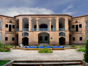 عمارت و باغ اکبریه