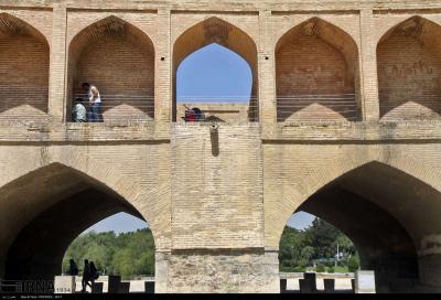 نرده کشی در دهانه های سی و سه پل؛ درست یا غلط؟