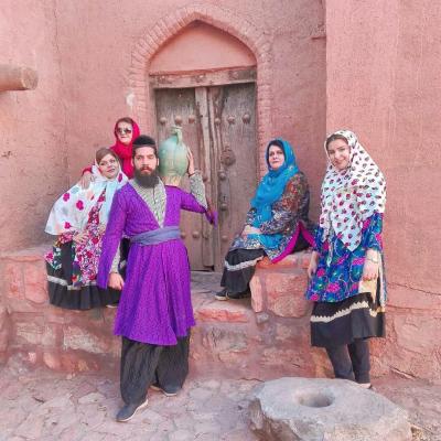 تلاش مردم ابیانه برای حفظ لباس سنتی‌ خود