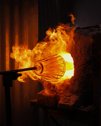 تور تجربه‌گرای بازدید از کارگاه شیشه‌گری سنتی