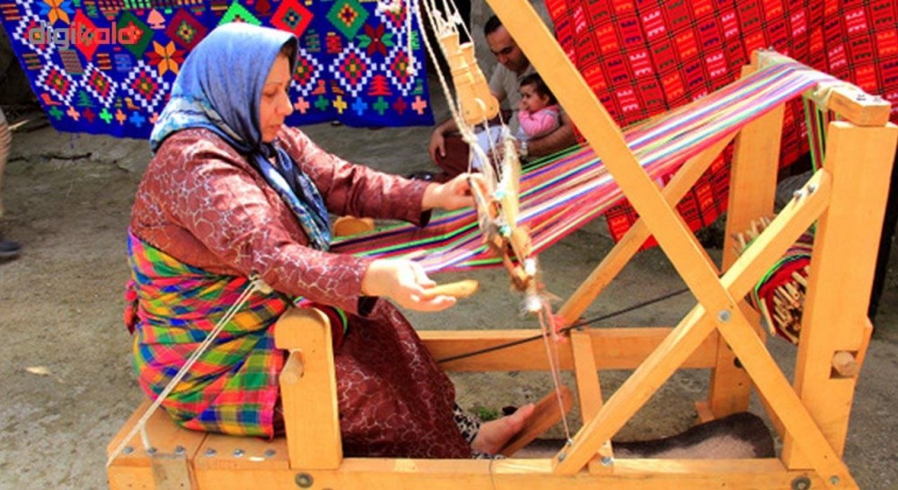 زن گیلانی در حال بافت چادرشب