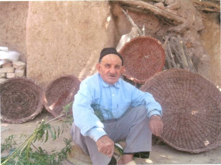آقای امرالله فلاح آتانکی هنرمند معمر این رشته در روستای آتانک